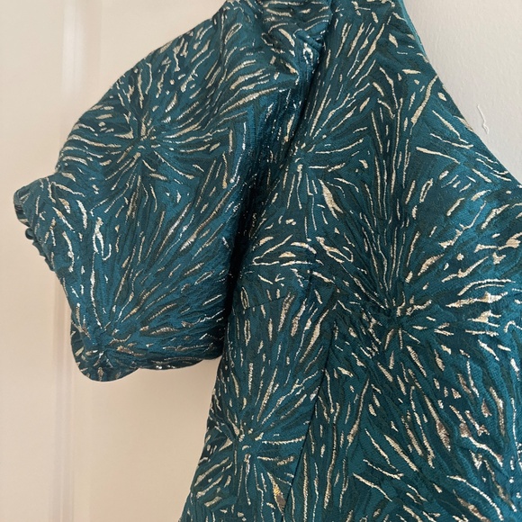 Green asymmetrical dress with gold details and puff sleeve - Picture 2 of 6